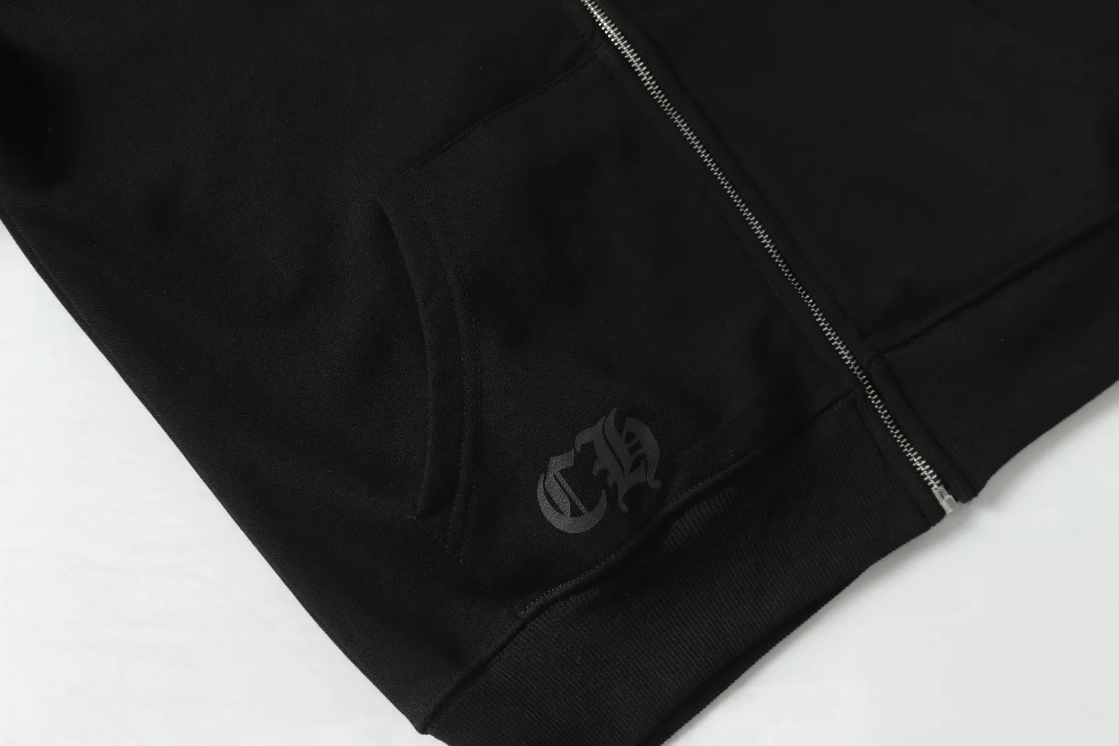Q24—P230 -Chrome Hearts/Chrome Hearts printed zipper sweatshirt cardigan jacket -420 grams of high-density, high-quality wool, soft, delicate and skin-friendly, soft and silky to the touch, warm and skin-friendly -The hardware zipper accessories are all customized and full of details -Colour: black -Size: S M L XL
